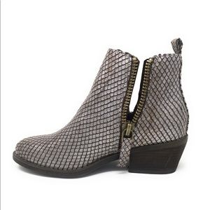 Very G Womens Cassidy Taupe Zipper Booties